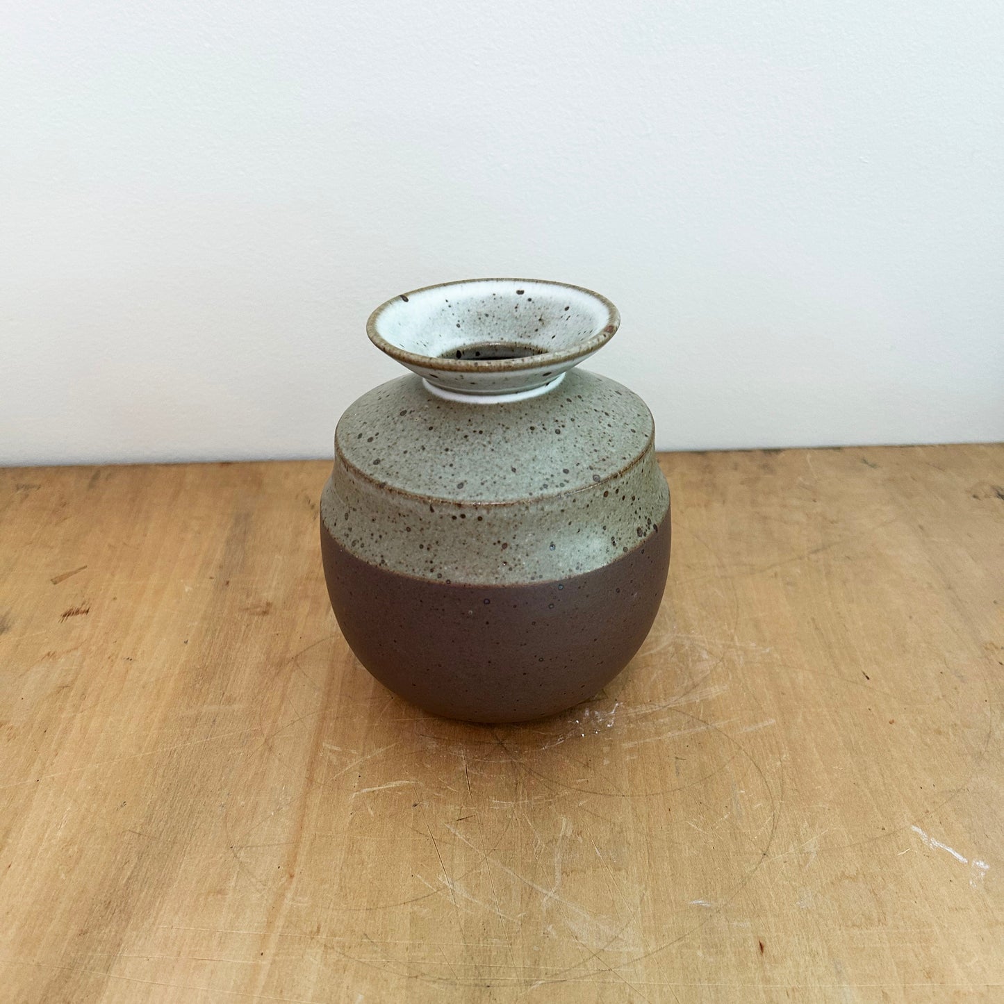 Vase in Matte White/Gray Brown