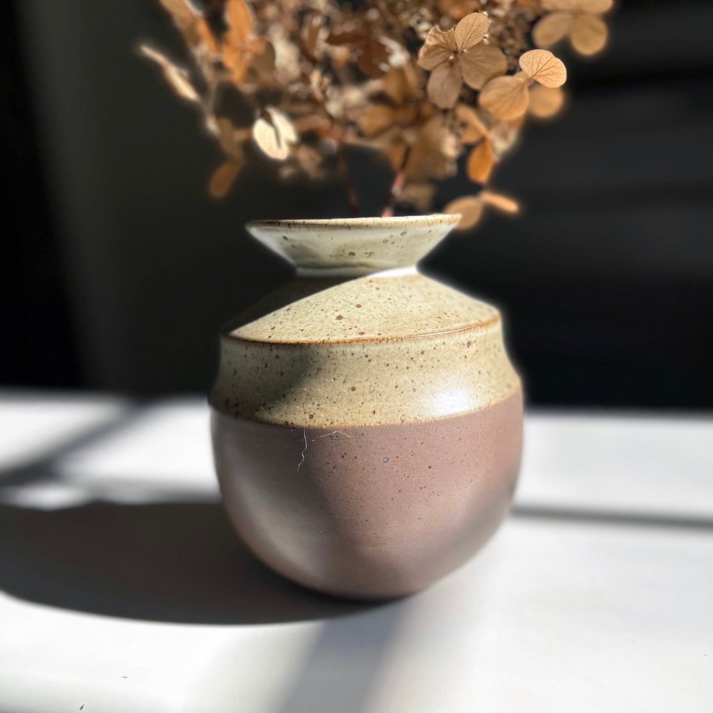 Vase in Matte White/Gray Brown