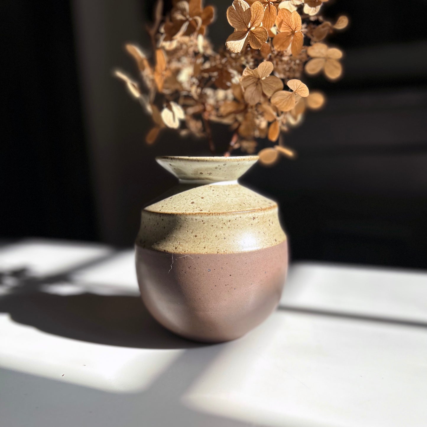 Vase in Matte White/Gray Brown