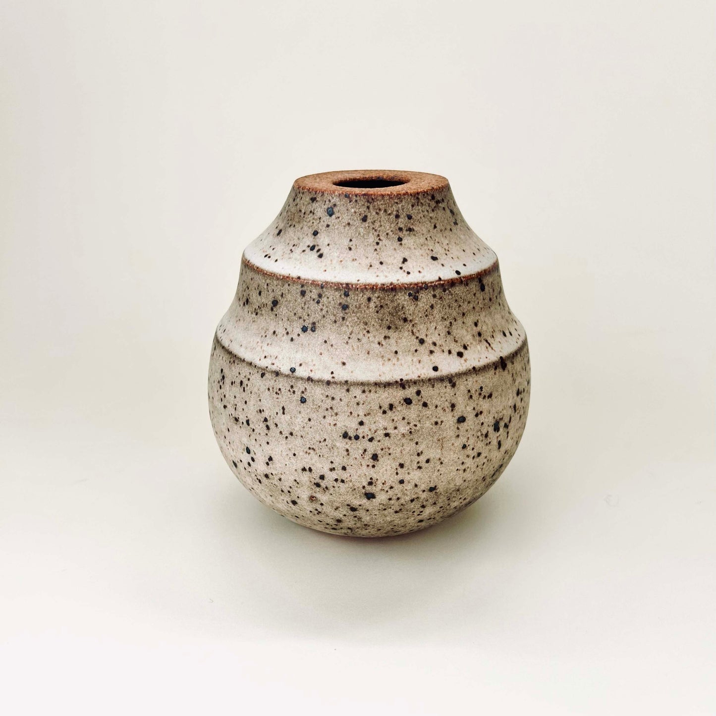 Ripple Vase in Mocha Creme