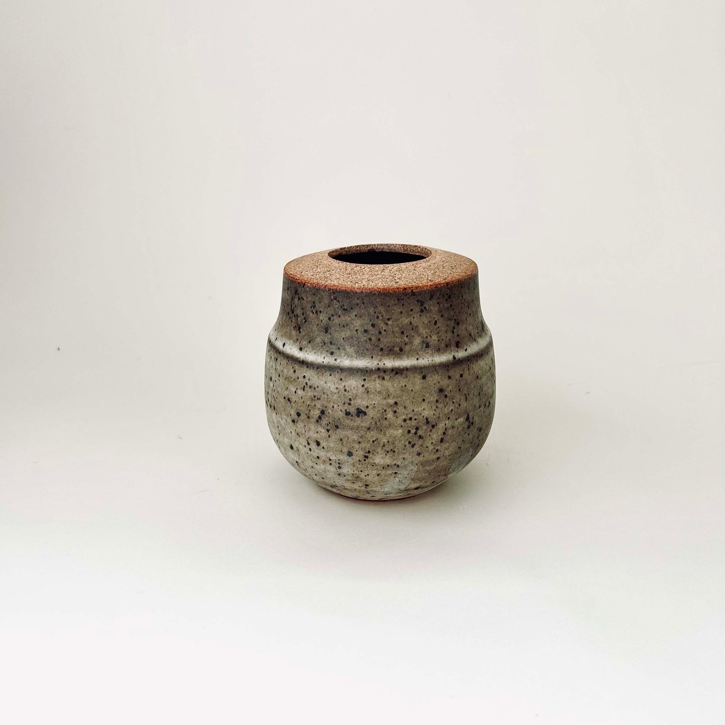 Rounded Vase in Mocha Creme