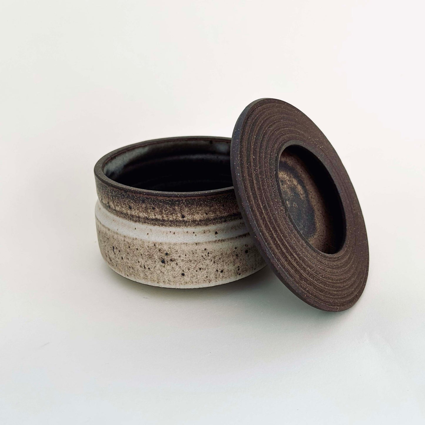 Wide Vessel w/ Textured Lid in Mocha Creme